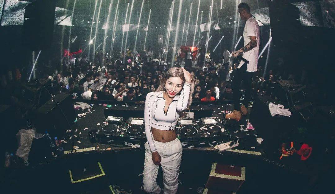 心动十级预警就在本周末大咖djstella183yozi带你沉浸式水上蹦迪一浪