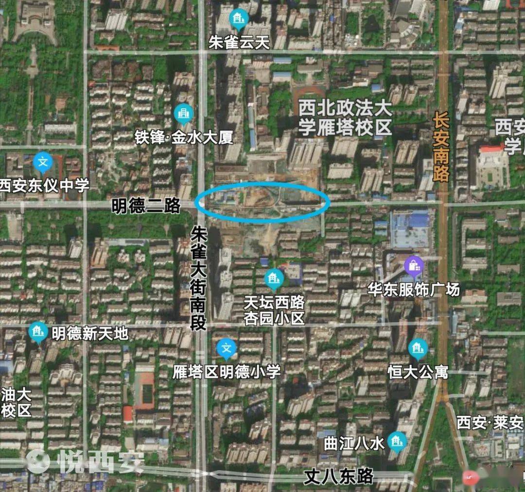 纬零街(明德二路)向东跨过朱雀大街,是著名的唐城墙明德门遗址.