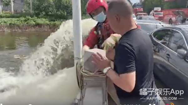 八卦爆料|他追他逃？河南暴雨过后民众送物资答谢消防员，这热情比火还盛