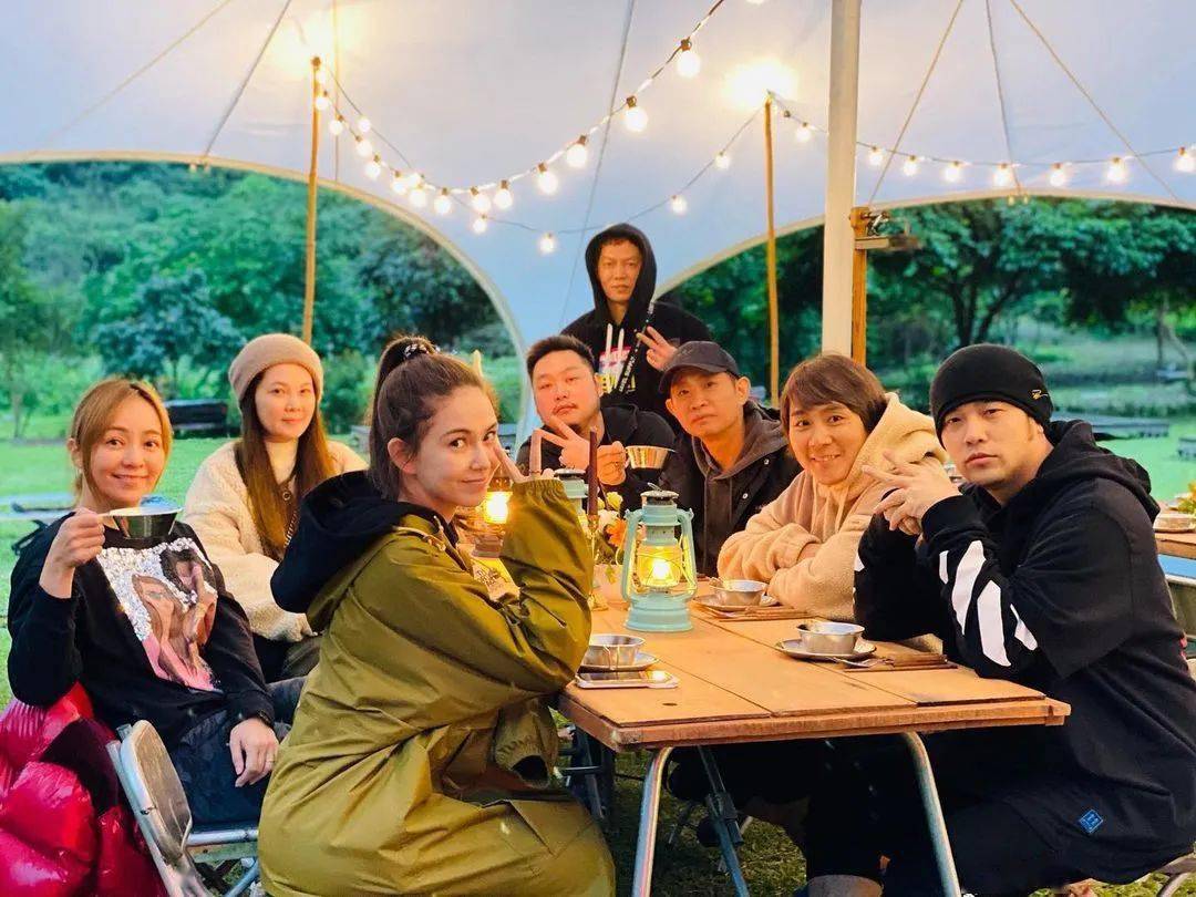 当代明星露营图鉴:钟楚曦比颜值,宋轶拼装备,最后是周杰伦赢了?_帐篷