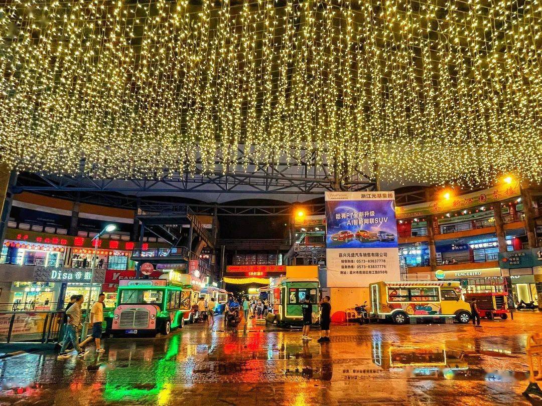 嘉兴首个街景车步行街来了人均10元吃到扶墙出20多辆复古巴士超级出片