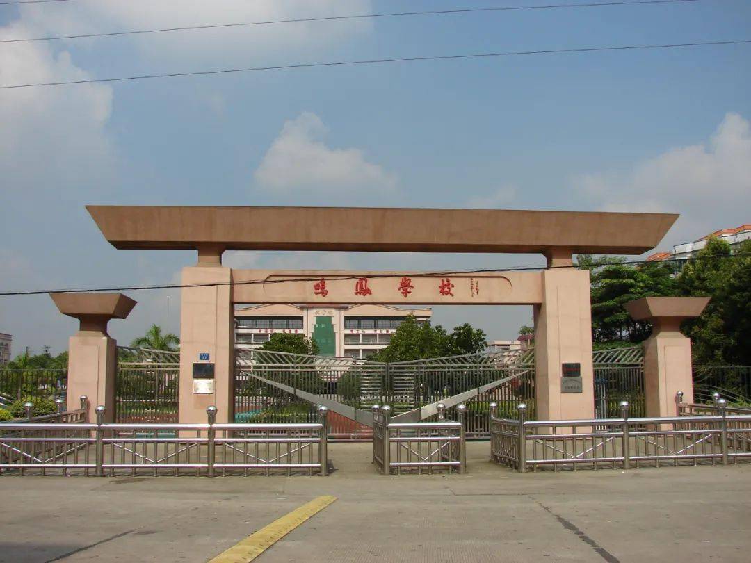 現校園於2001年建成,教學,運動,勞動,生活,心理輔導場室設施齊全.