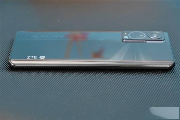 正面全是屏!中兴axon 30开箱图赏:前摄完全"消失"