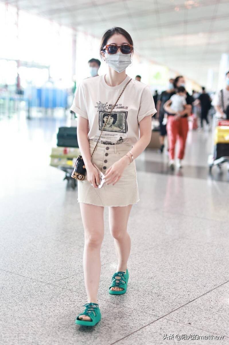 街拍:张雪迎米色印花tee  a字裙 勃肯鞋 包袋温柔雅致