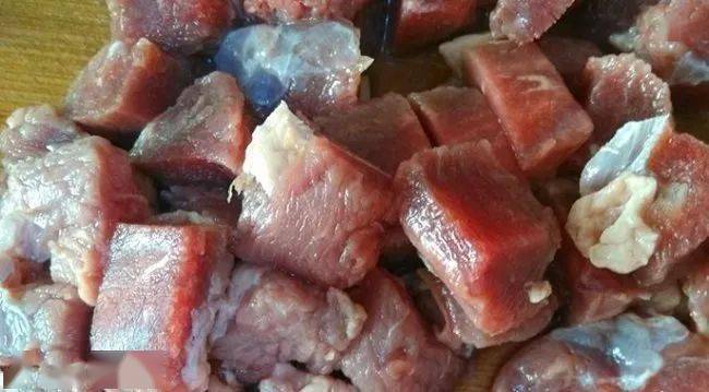 如何把牛肉切成丁 823b29baefa64d4bafa541fd79a6fc2e.jpeg