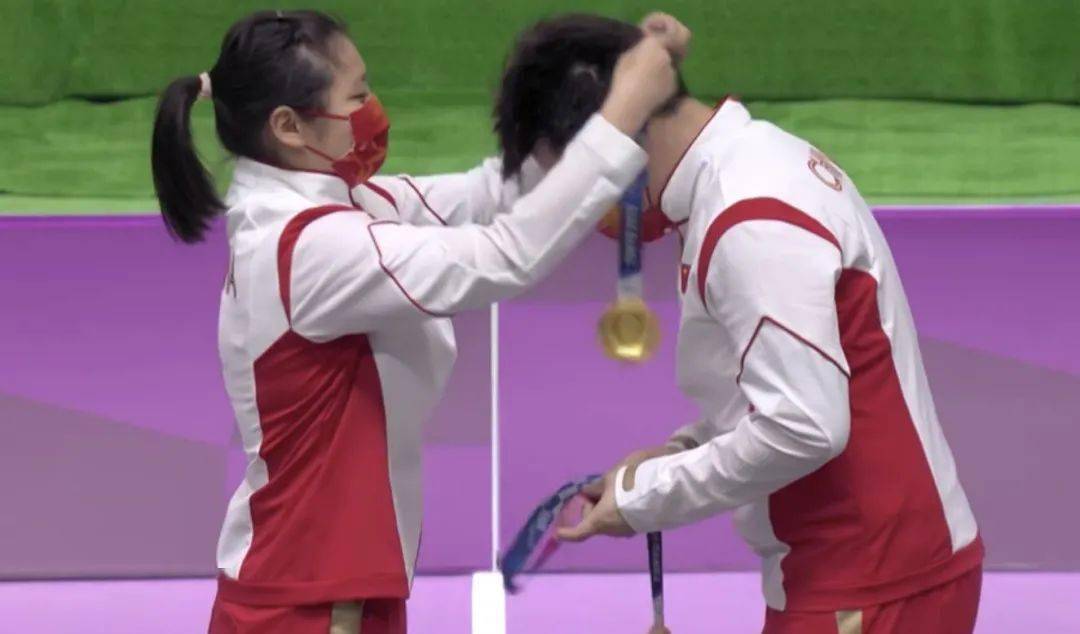 举重若什么成语_举重卡通图片(4)