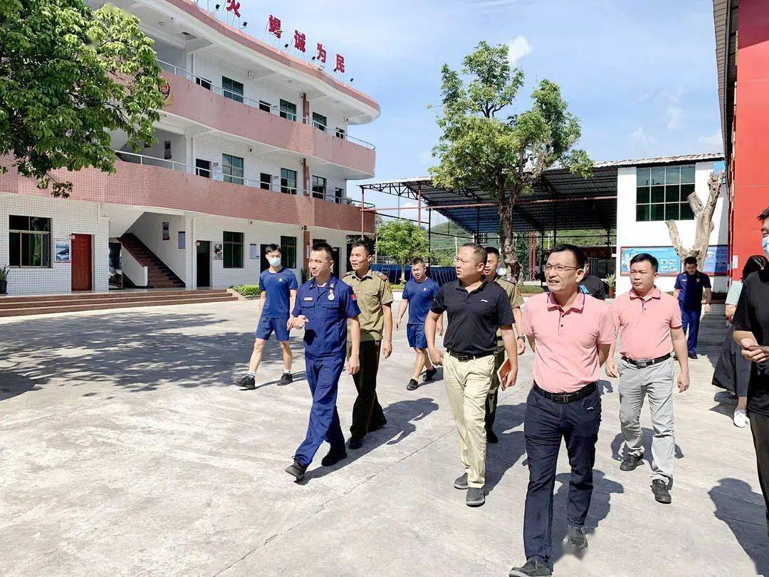 7月27日,中新镇常务副镇长刘小华带队来到福和消防救援站看望慰问全体