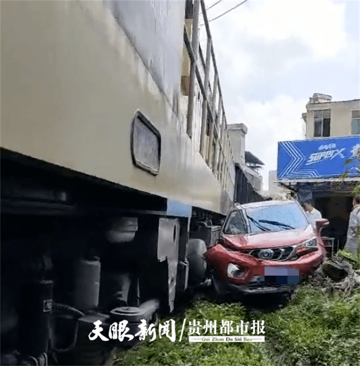安顺无人值守铁路道口,轿车撞上火车!_事故