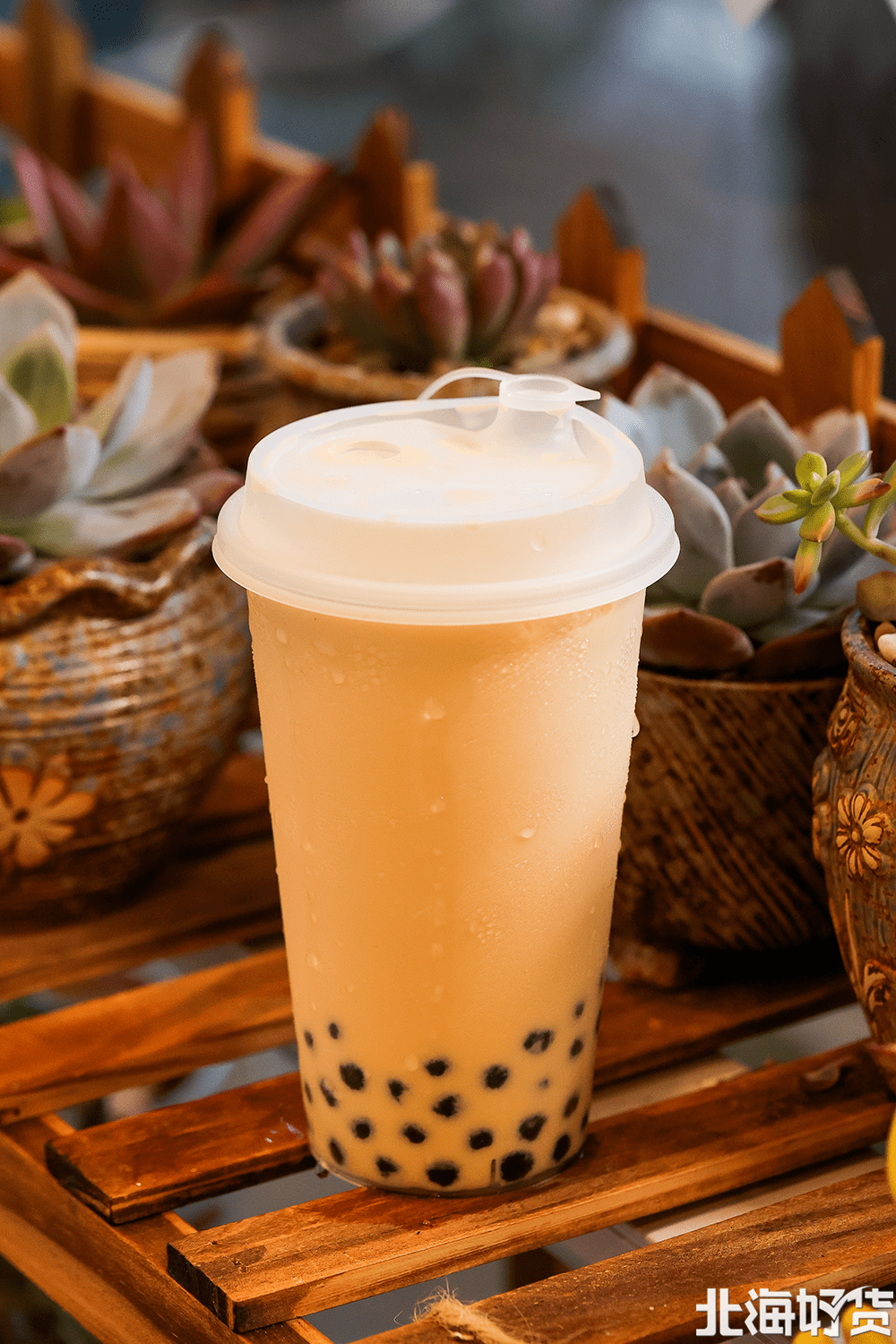 炎炎夏日,当然要吸冰镇奶茶续命,经典黑珍珠奶茶入口是茶底和牛奶的