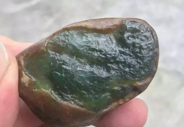 老缅手中捡漏的大马坎水石开出罕见冰糯种黄加绿成品钟馗像个活的