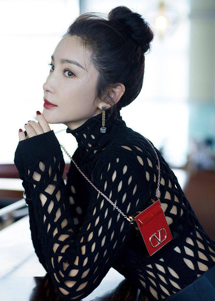 时间|别提什么实用性 时尚博主告诉你包包越小越时髦