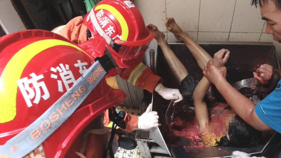 情况危急!佛山顺德一女子不慎被卷入绞肉机