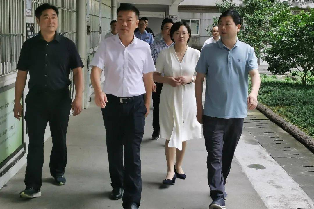 7月31日,开化县委副书记,县长毛献明调研指导教育工作,先后实地走访