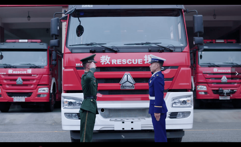 橄榄绿到火焰蓝时光飞逝 又到"八一"(视频:尤疆 王震原)成都消防救援