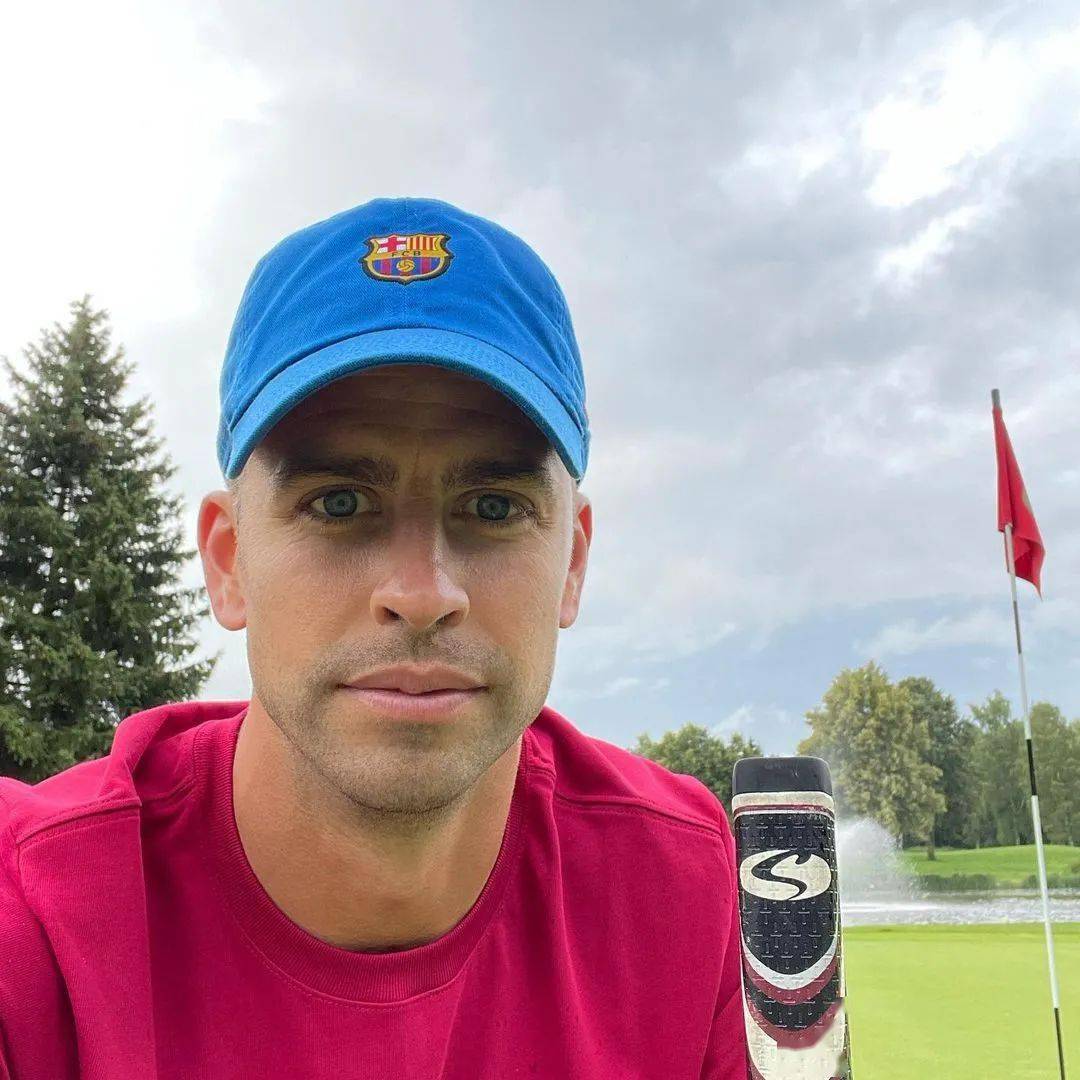 他中了自拍的毒,每天发好几张自拍…_杰拉德·皮克