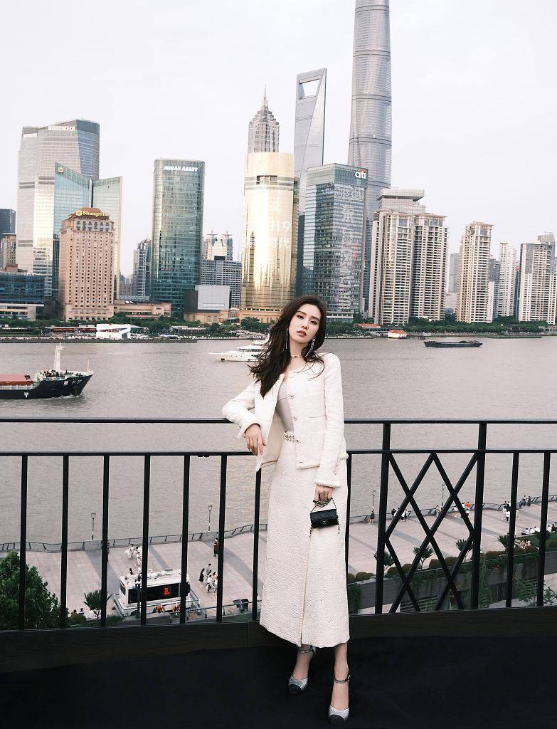 时间|别提什么实用性 时尚博主告诉你包包越小越时髦