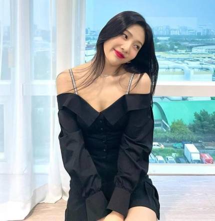 黑色|Red Velvet Joy,露出胸线条的果敢露肩装