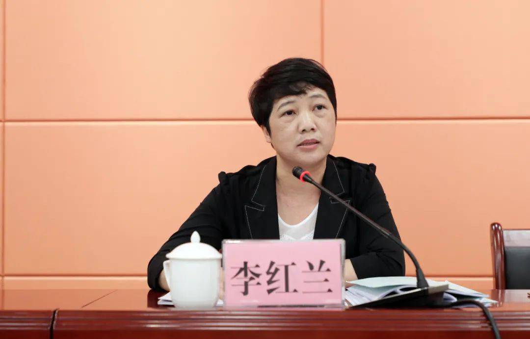 李红兰要求,要全面推进乡村振兴战略,补齐公共服务,基础设施短板,激发