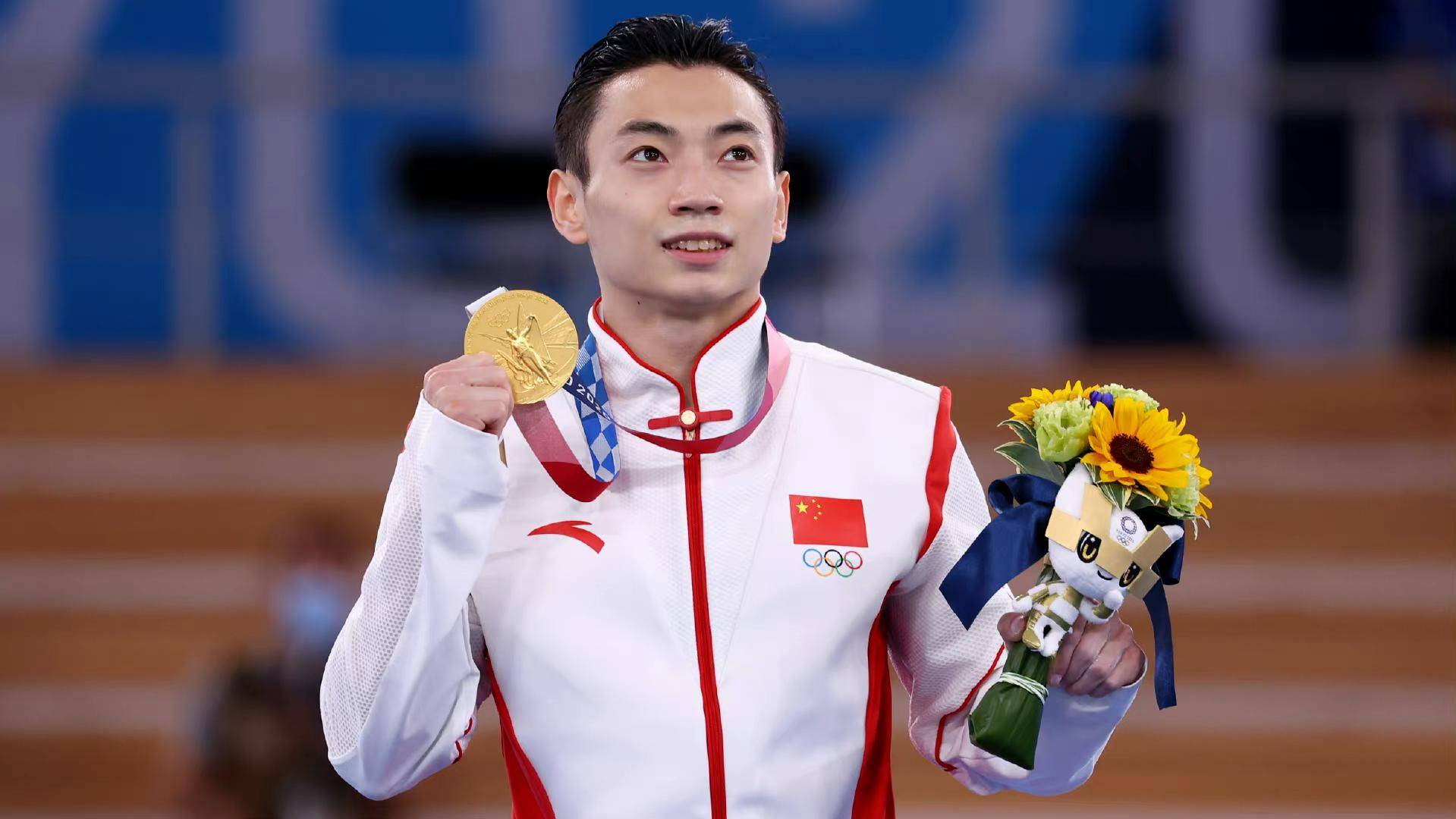 8月3日,在东京奥运会男子双杠决赛中,中国选手邹敬园以绝对优势,成功