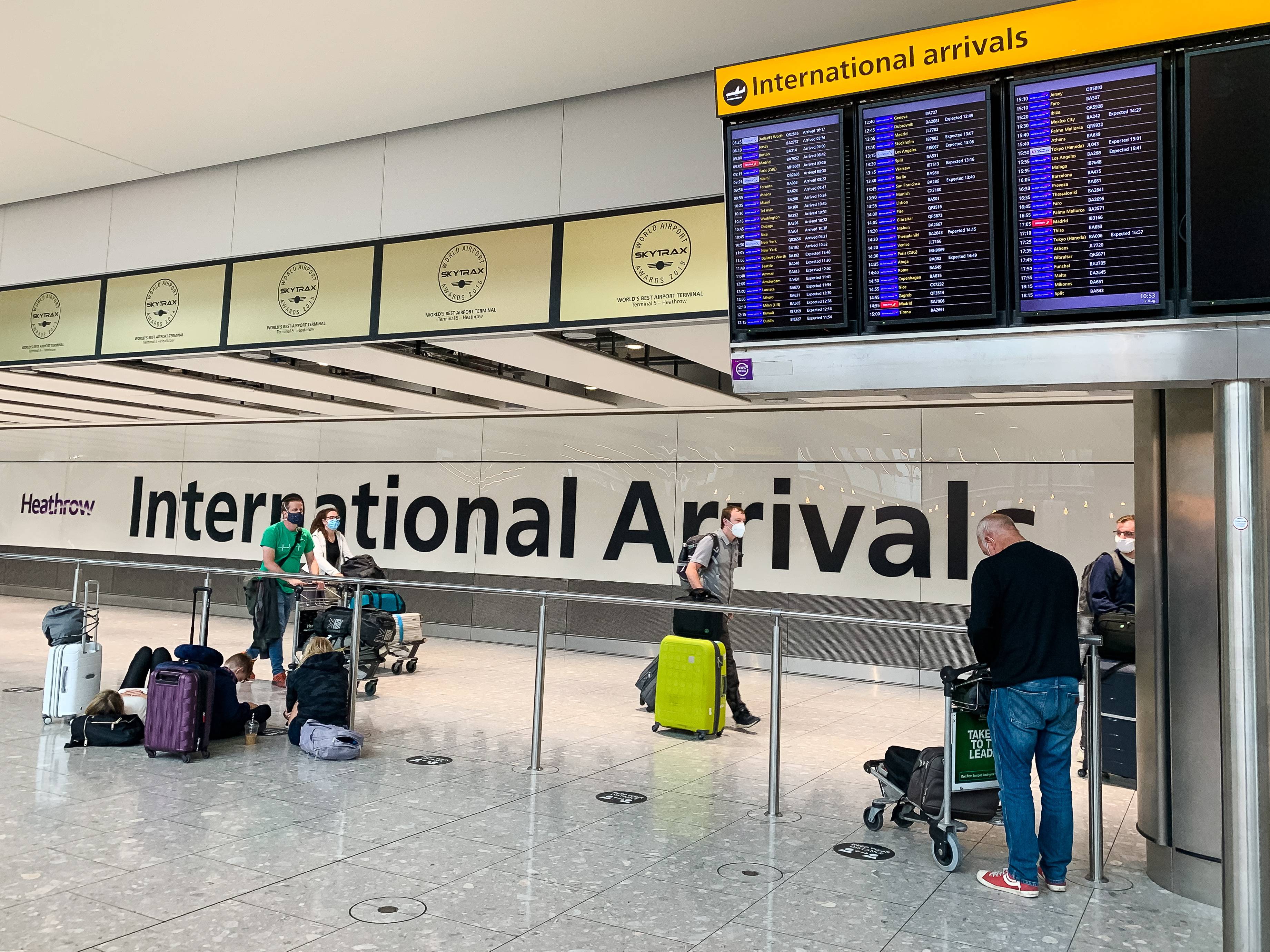 8月2日,旅客到达英国伦敦希思罗机场新华社/欧新