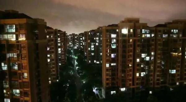 居民|浦东连夜核酸检测遇暴雨，这一幕太暖