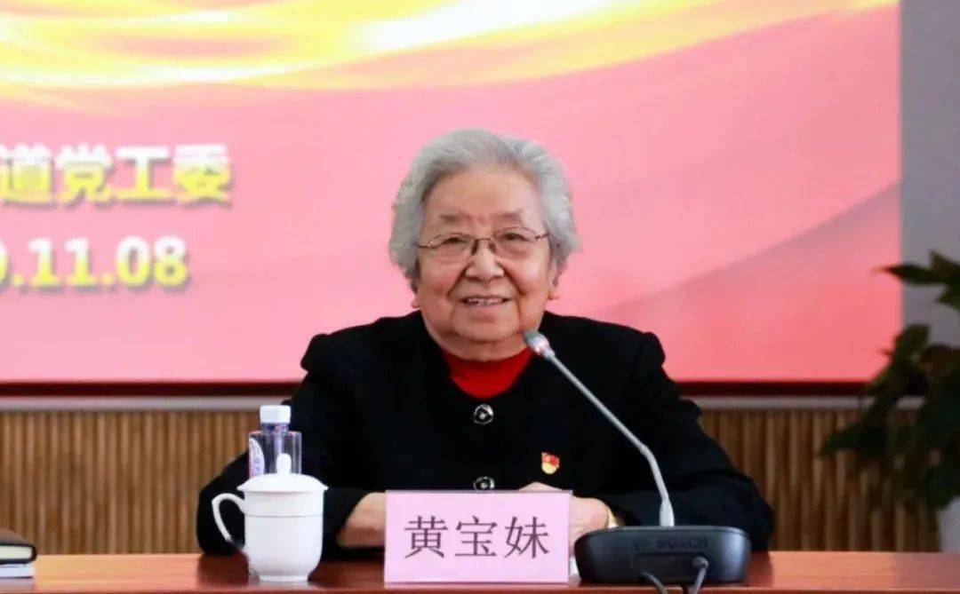 90岁的"纺织仙女"现在当主播_黄宝妹