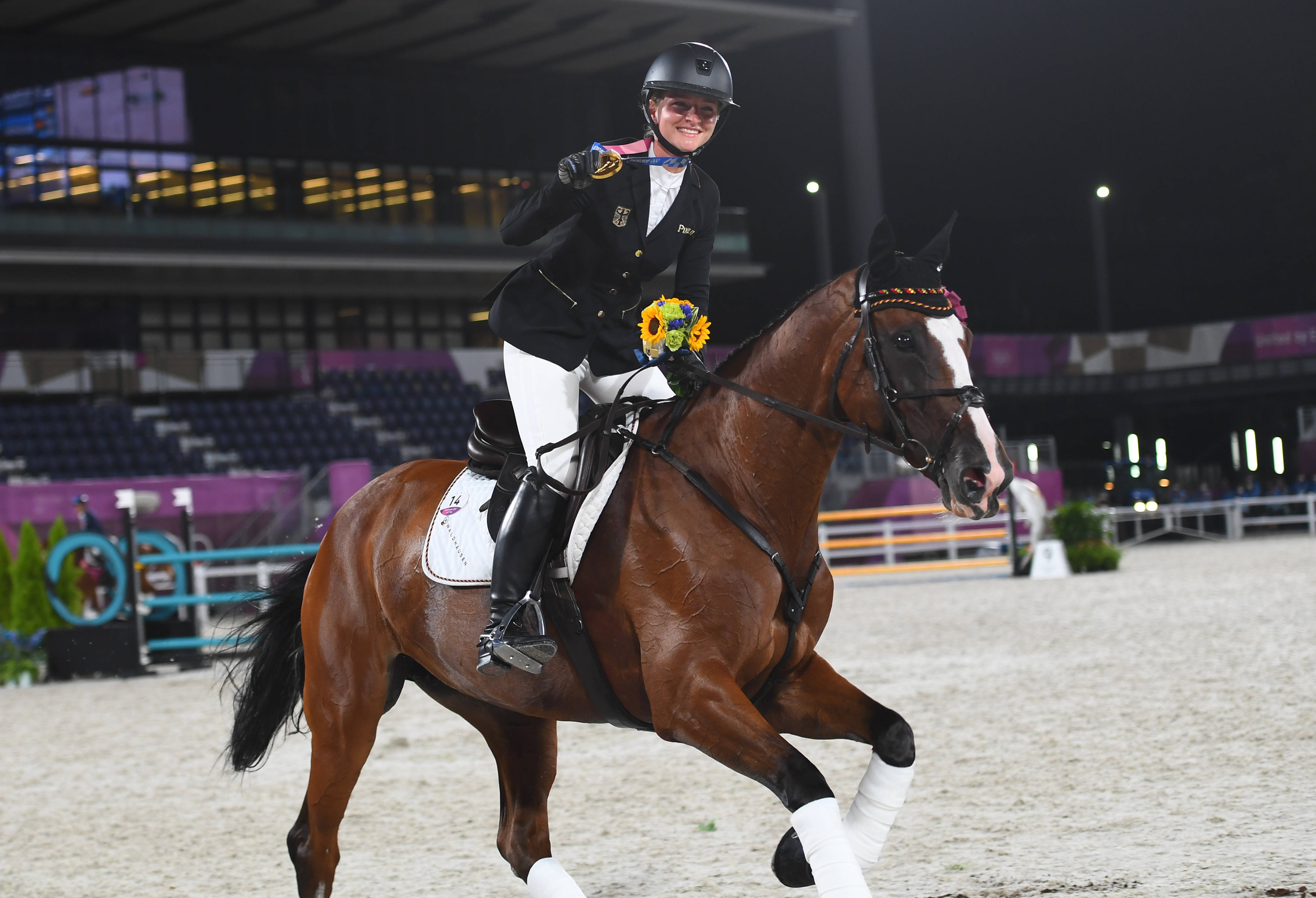 8月2日,德国姑娘克拉耶夫斯基拿下马术三项个人赛冠军.