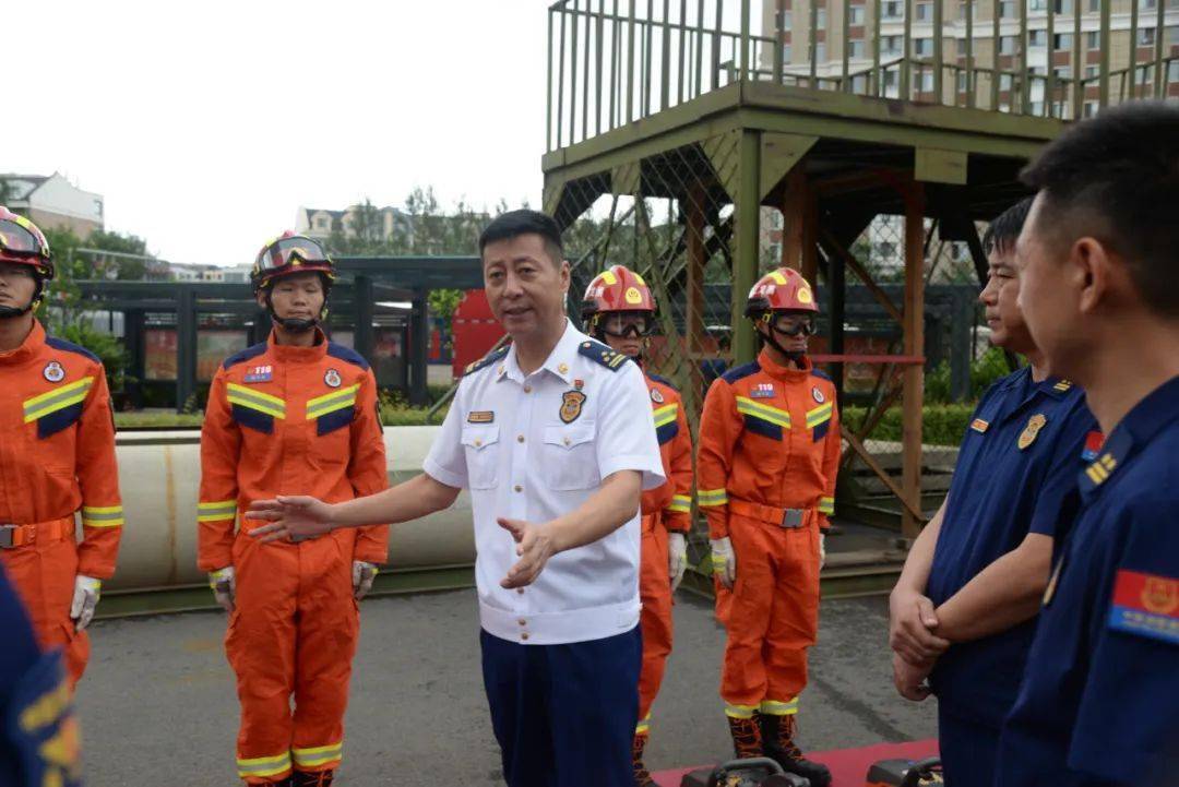 哈尔滨市消防救援支队冯永刚支队长深入特勤大队检查指导全省作战训练