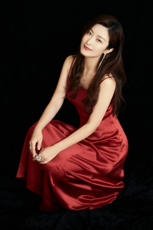生日|徐百慧朦胧光影红裙生日写真释出 状态极佳