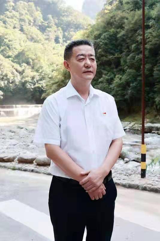 四川南江县委书记李本勇抓好文旅首位产业打造国际休闲旅游度假目的