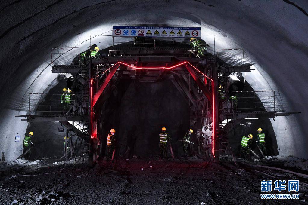 贵南高铁德庆隧道贯通