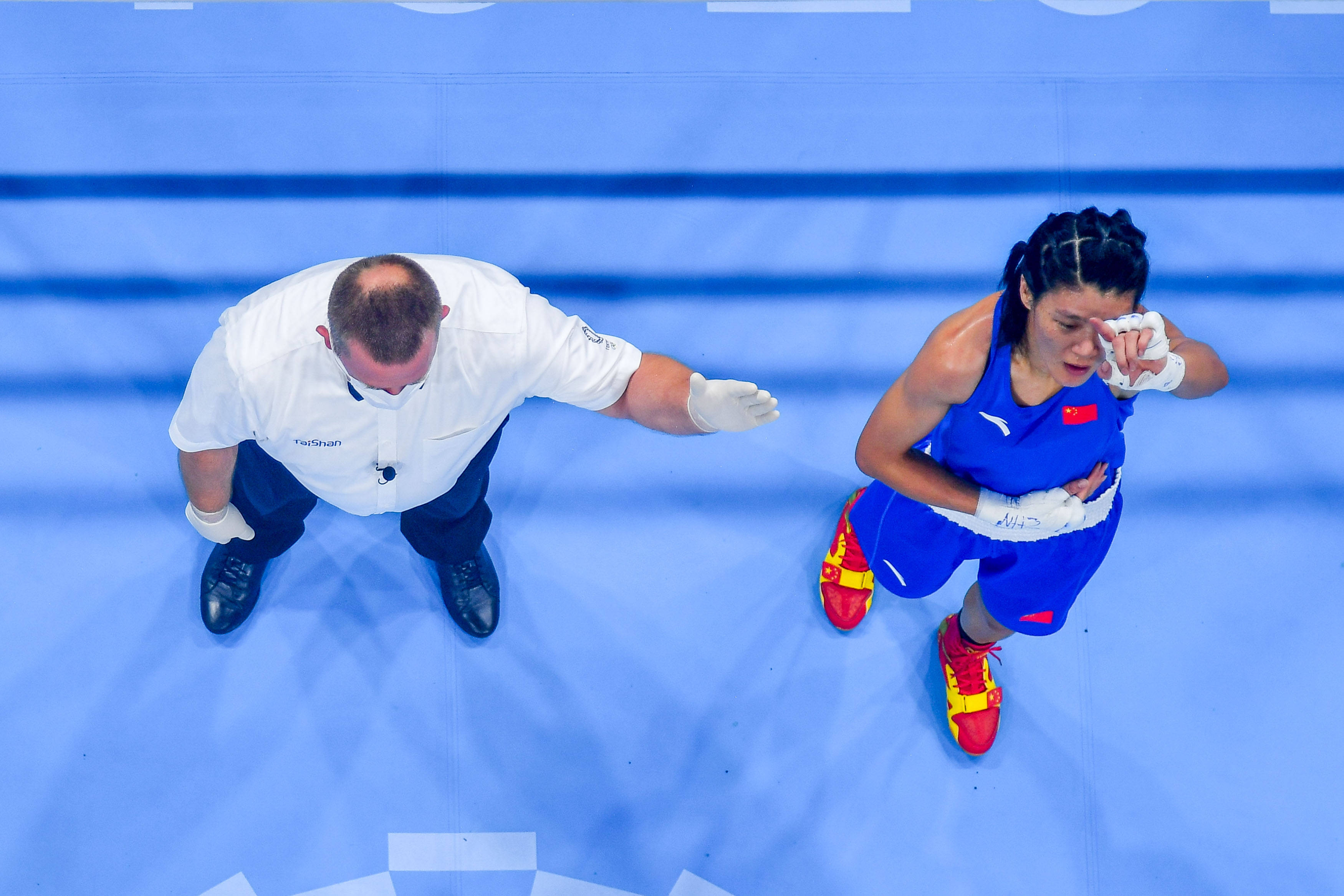 拳击女子沉量级中国选手谷红晋级决赛
