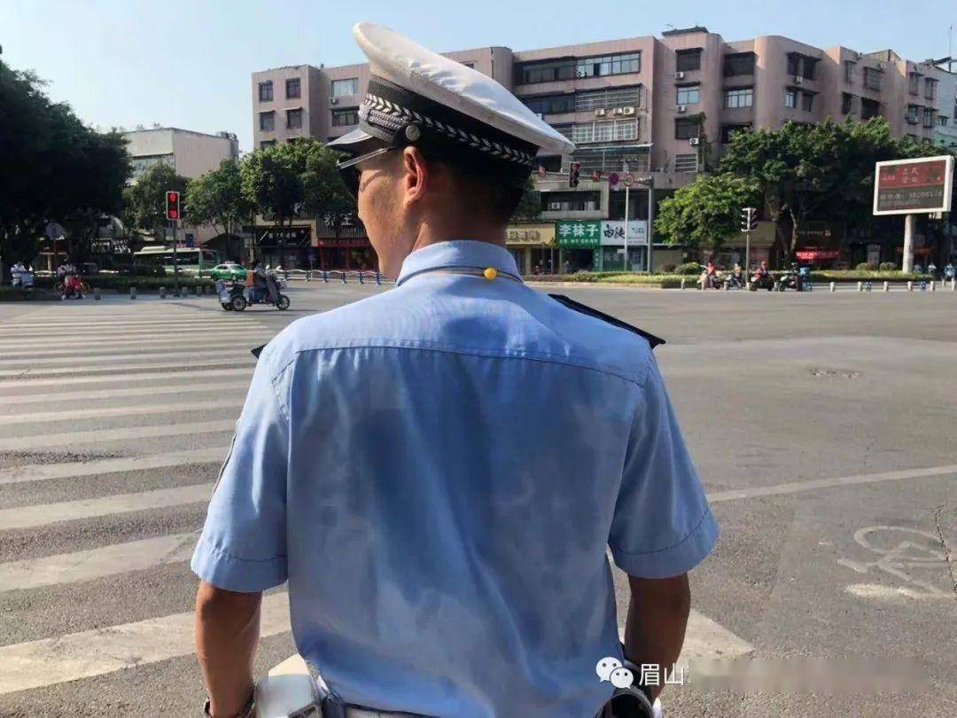 致敬酷暑高温下的公安交警