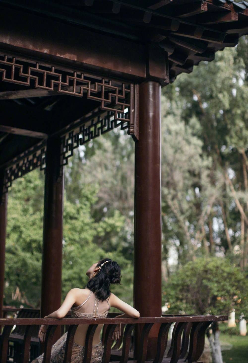 周冬雨|上游时尚|周冬雨水晶亮钻点缀裙身，穿一身精致优雅格调