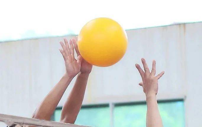 四川省科学健身微课堂为什么那么多人爱打气排球看完你就明白了