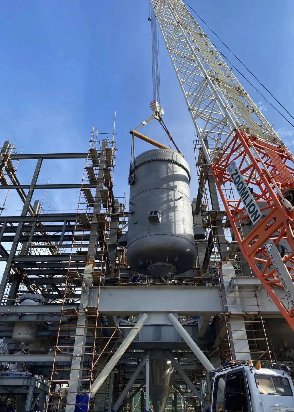 宁波大榭石化项目聚合反应器成功吊装