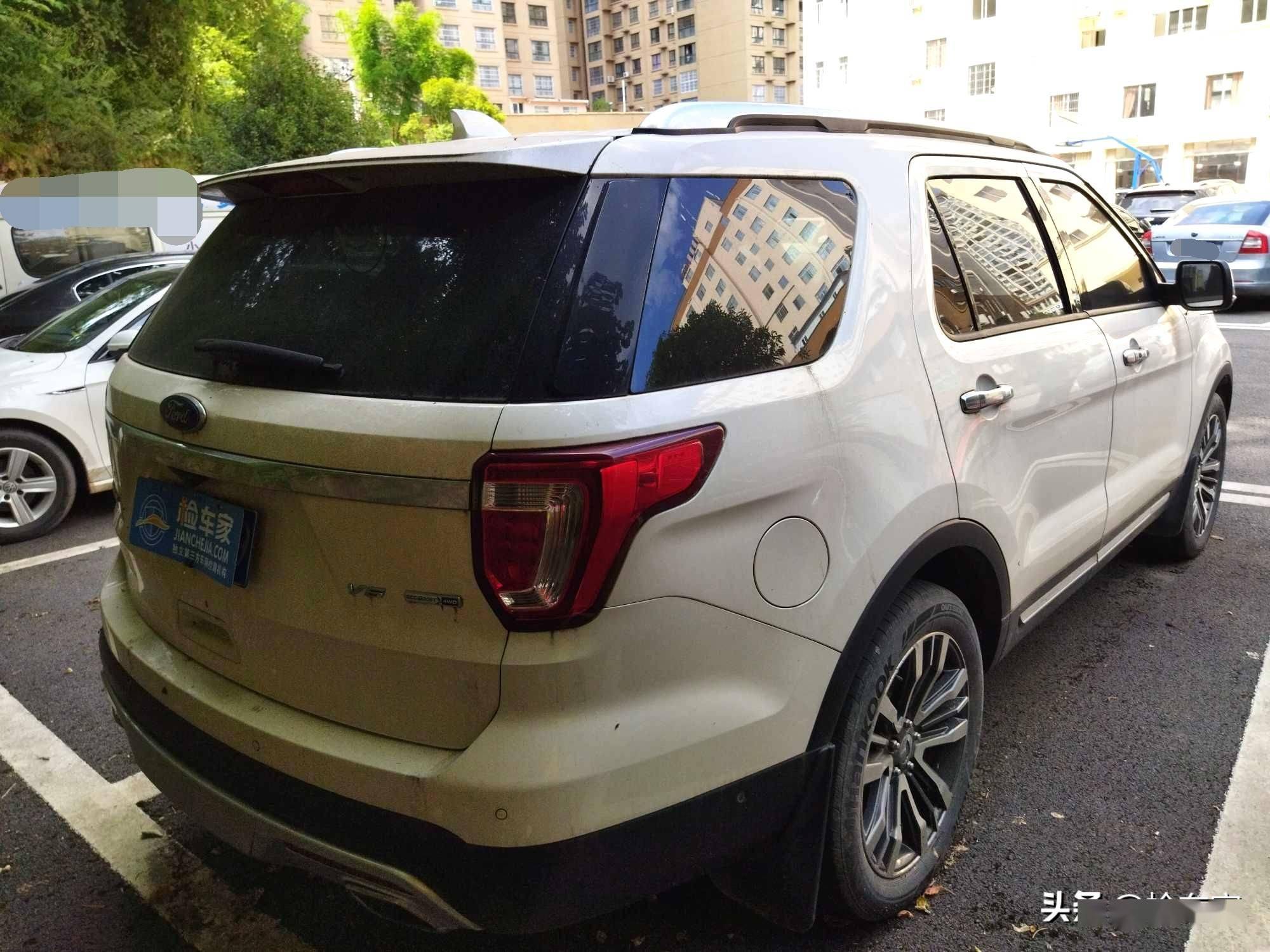 不习惯大屏花32万买辆老款福特探险者买主当年60万的顶配