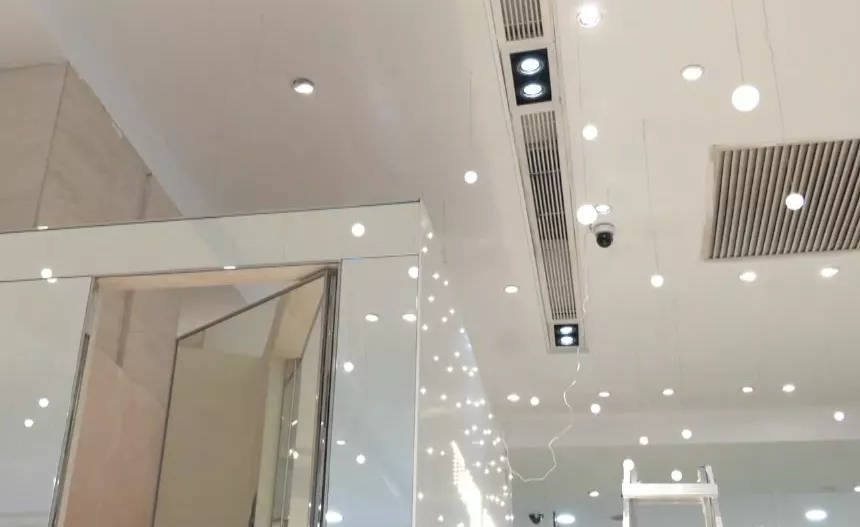 广东一女子商场换衣时竟发现试衣间上方有摄像头品牌回应