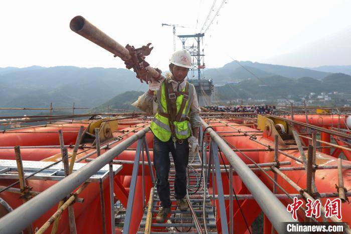 贵州:高温下的大发渠特大桥建设者