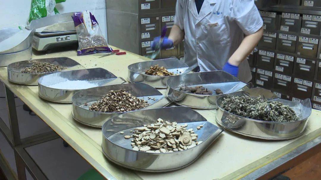 宝应一医院3000份中药香囊助阵一线