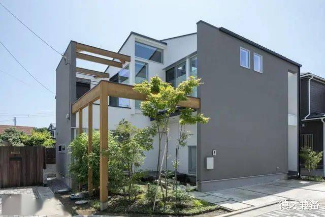 日本夫妻远离城市的吵闹自然清新简洁朴素的一户建住宅