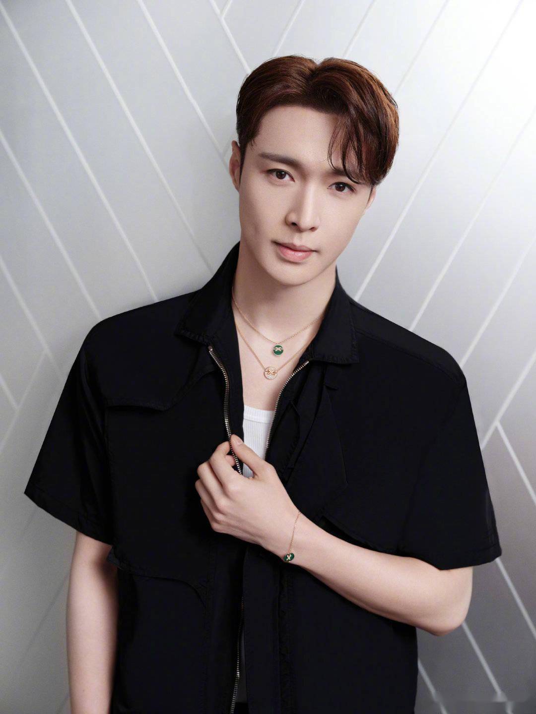 代言人张艺兴最新广告宣传图,沉稳气质魅力满满