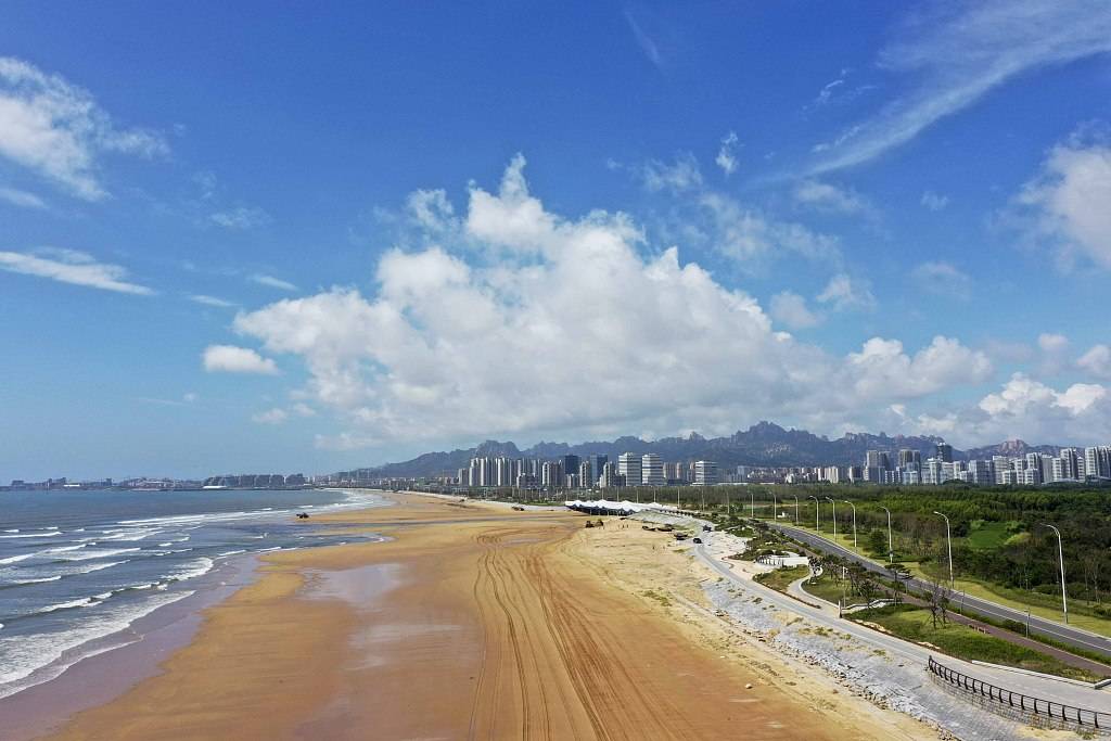 山东青岛:灵山湾海浪奔涌激荡