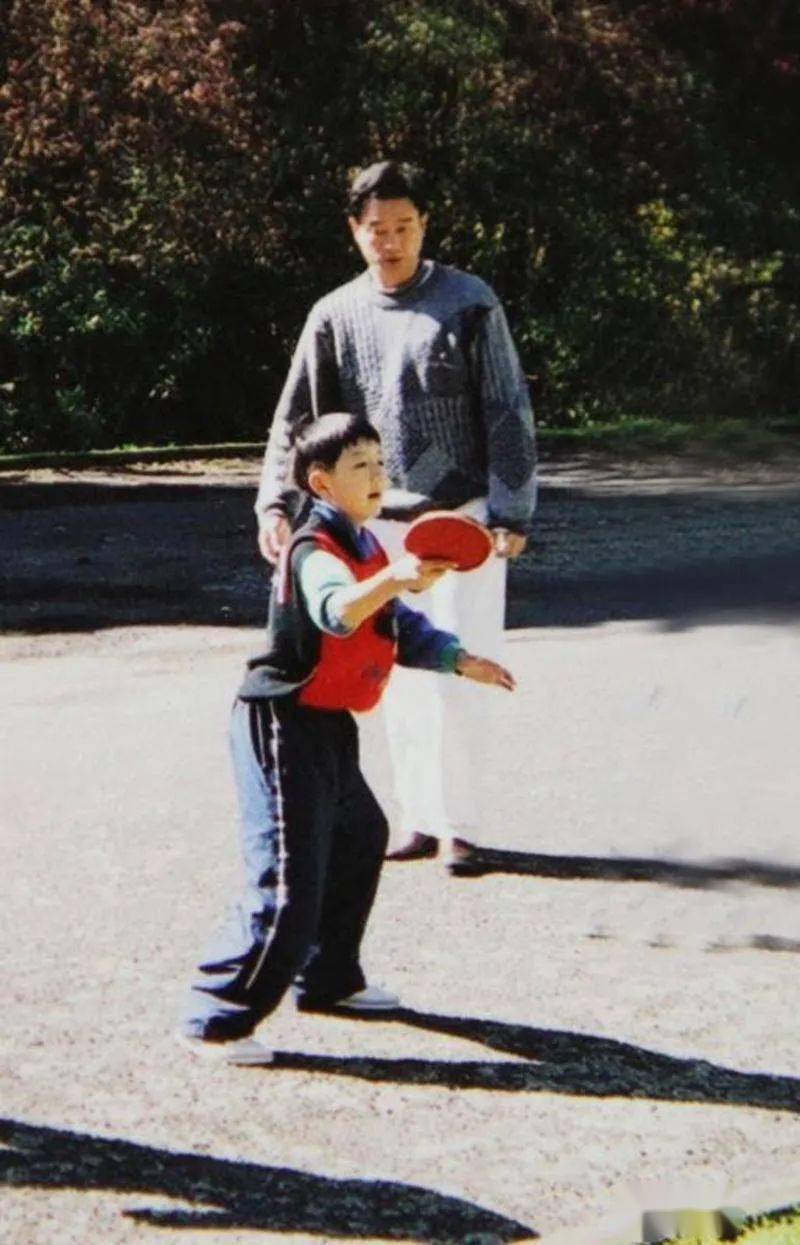 童年陈梦正在练习.