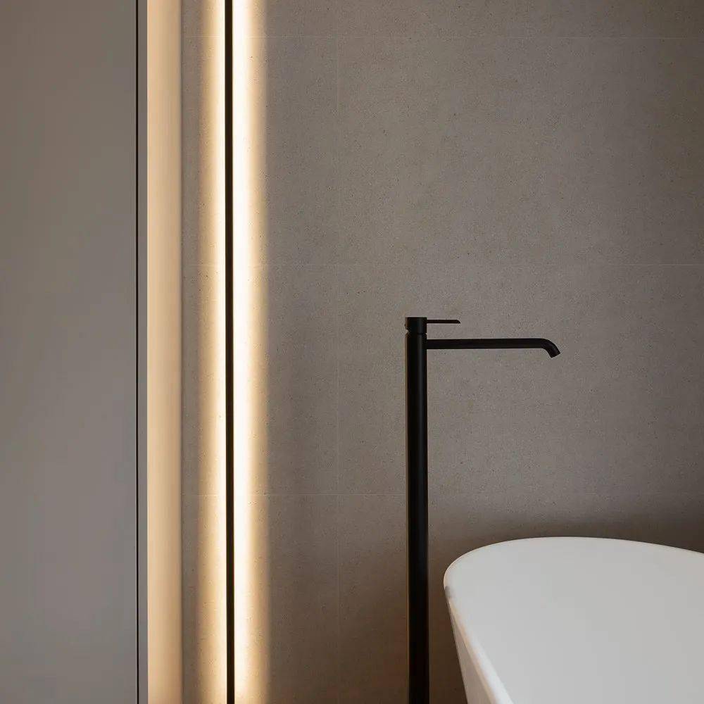 龙头 在纯白的空间内运用黑色点缀 用最简单的配色,达到最时尚的效果