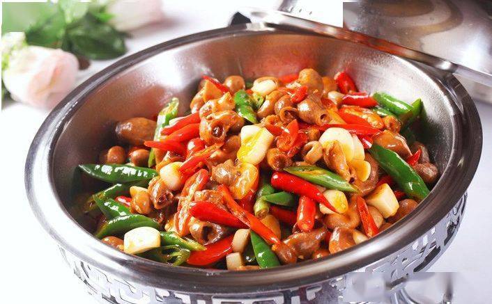 原料:鱼肚150克,红朝天椒圈15克,杭椒圈20克,蒜片5克.