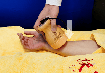 众志成城抗疫后防线扶阳罐温刮温推疗法