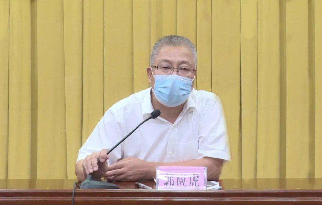 视频调度会后,荣先国要求,要认真贯彻全市疫情防控视频调度会精神