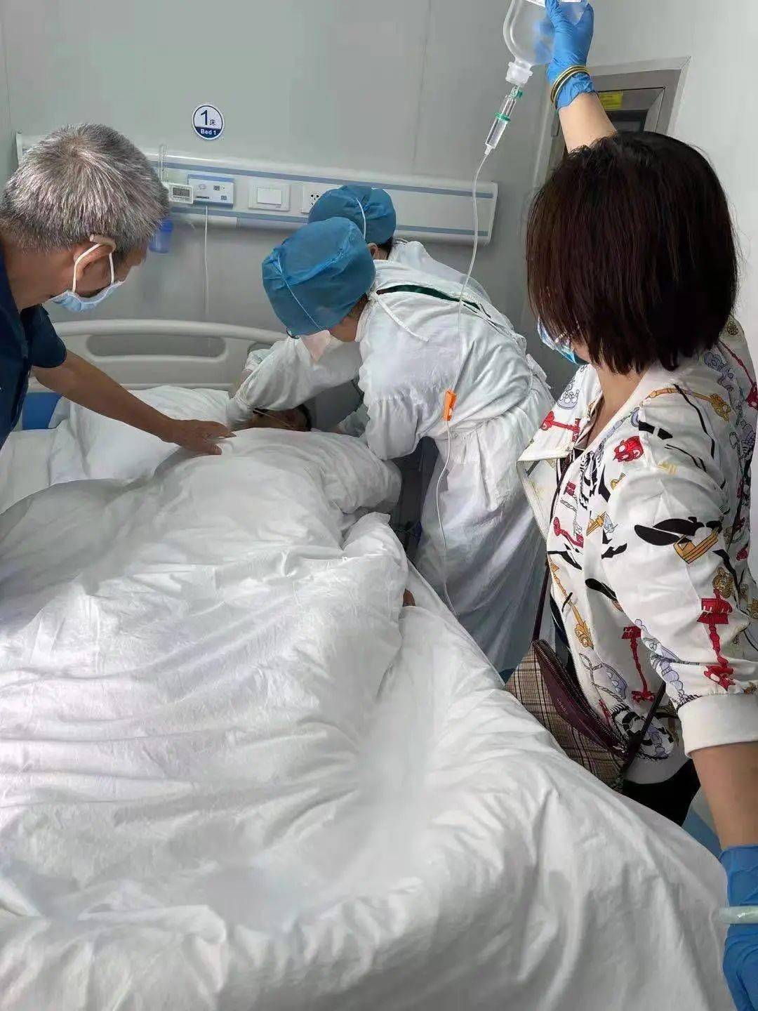 清几位社区工作人员跑前跑后核酸检测和ct等各项检查协助老人完成抽血