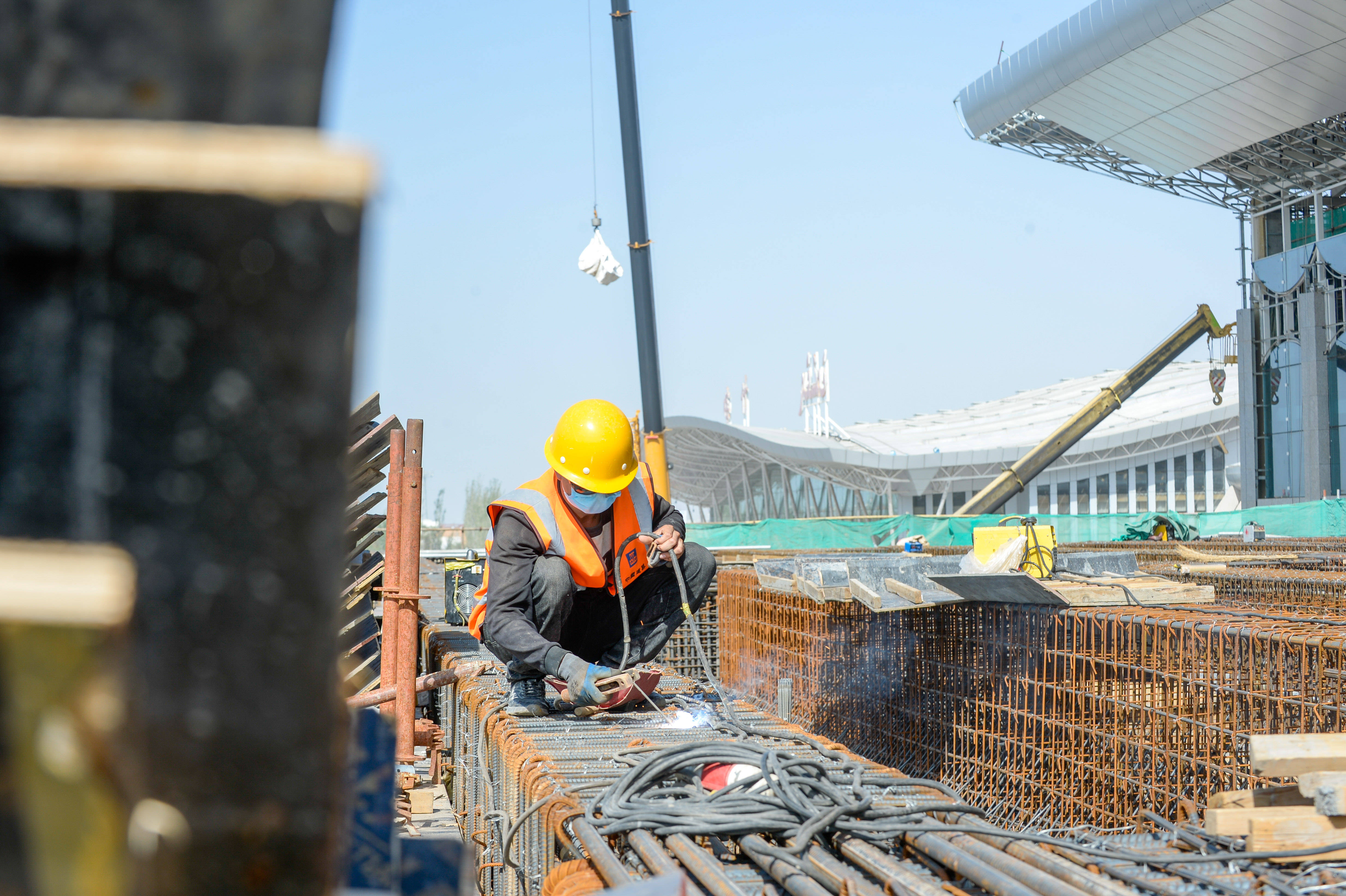 8月7日,工人在喀什機場改擴建工程施工現場作業.